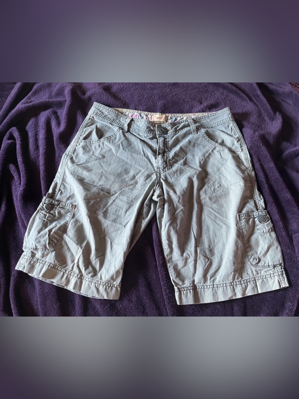 Vintage Levi's Olive Green Women's Cargo Shorts size 8